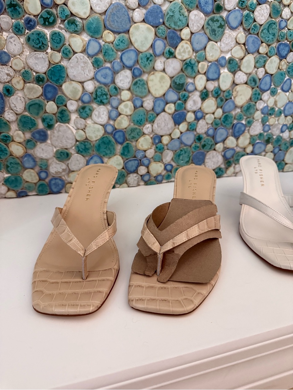 Marc Fisher Chic Beige Croc-Embossed Thong Kitten Heel Sandals Size 7 - Picture 9 of 10
